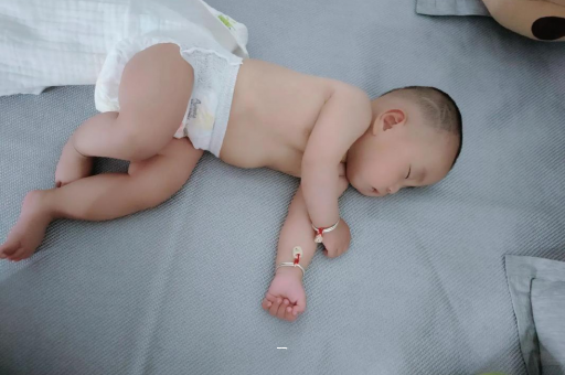 黑河宝宝脸上有白色斑块 黑河宝宝脸上有白色斑块